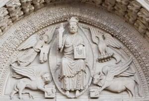 Arles-Saint-Trophime-christ-portail.jpg