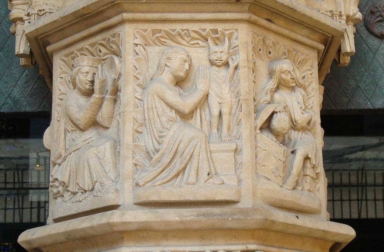 une femme se prosternant devant une statue du diable (à gauche l'orgueil, au centre l'idolâtrie, à droite l'avarice)